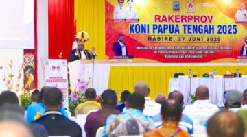 Rakerprov I KONI Papua Tengah 2025 secara resmi dibuka dengan pemukulan Tifa oleh Gubernur Meki F. Nawipa
