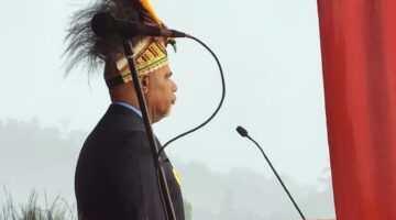 Meski Di guyur Hujan !!  Wakil Gubernur Papua Tengah Pimpin Upacara Penurunan Bendera HUT RI ke 80th