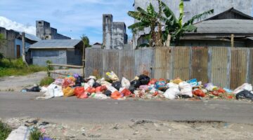 Warga keluhankan tumpukan sampah di pasar baru Langowan