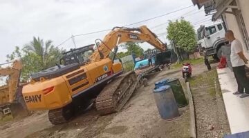 Satu Unit Excavator Milik Grup YNS Melintas Kearah Karadiri, Diduga Kuat Digunakan Untuk Aktivitas Tambang Emas Ilegal