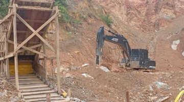 Diduga Milik Akang Salang, Satu Unit Excavator Beroperasi Kelola Tambang Emas Ilegal di Km 74 kiri Lokasi Timur