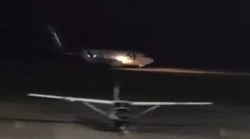 ini kronologis pesawat Sriwijaya air Teck off malam hari di bandara douw aturure, salah satu penumpang Protes Layanan dan Kompensasi