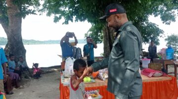 Wakil Ketua DPRK Nabire Bantu SD YPK Moor dan Serap Aspirasi Sekolah
