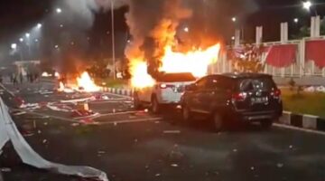 Kerusuhan di Stadion Papua Bangkit, Puluhan Kendaraan dan HP Anggota Polisi Dilaporkan Hilang dan Terbakar