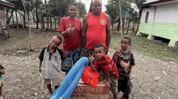 PEMBERIAN BANTUAN ALKON DARI PEMERINTAH PUSAT KEPADA TOWENGGEN MURIB, KEPALA SUKU DANI PUNCAK DI KAMPUNG LANI DISTRIK TELUK KIMI